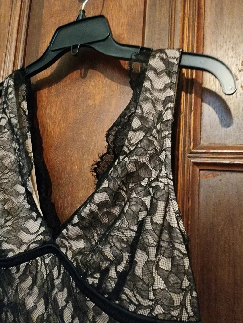 BCBGMAXAZRIA Black Lace V-Neck Empire Waist Top-Nude Lining-Medium